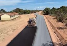 POUCAS & BOAS: Prefeitura asfalta agrovila do Piau e entrega mais 60 títulos de propriedade
