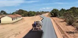 POUCAS & BOAS: Prefeitura asfalta agrovila do Piau e entrega mais 60 títulos de propriedade